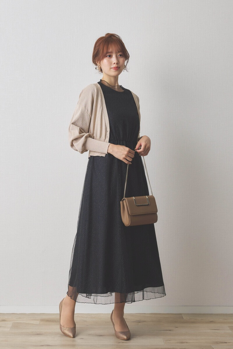 ブラックのシャイニーチュールドレス