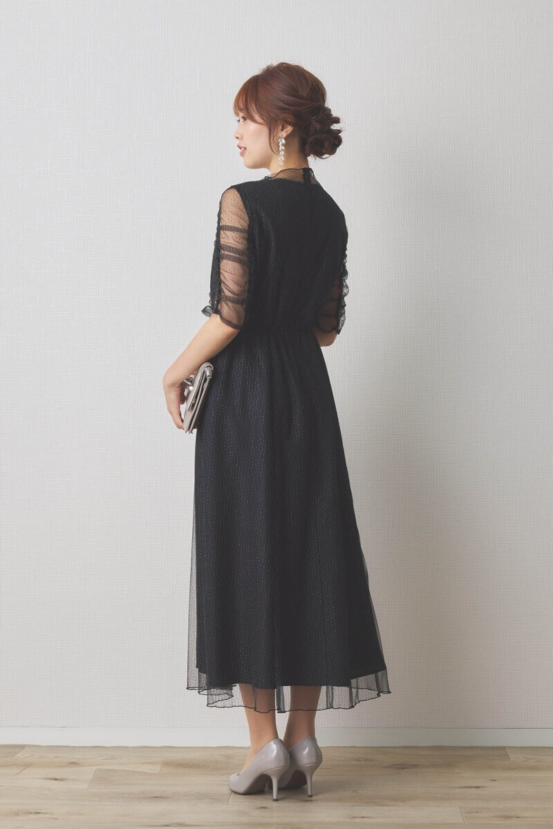 ブラックのシャイニーチュールドレス