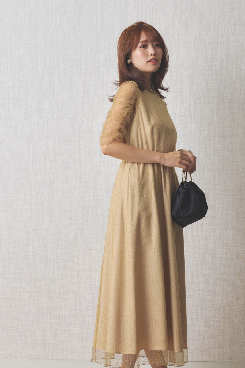 ベージュのシャイニーチュールドレス