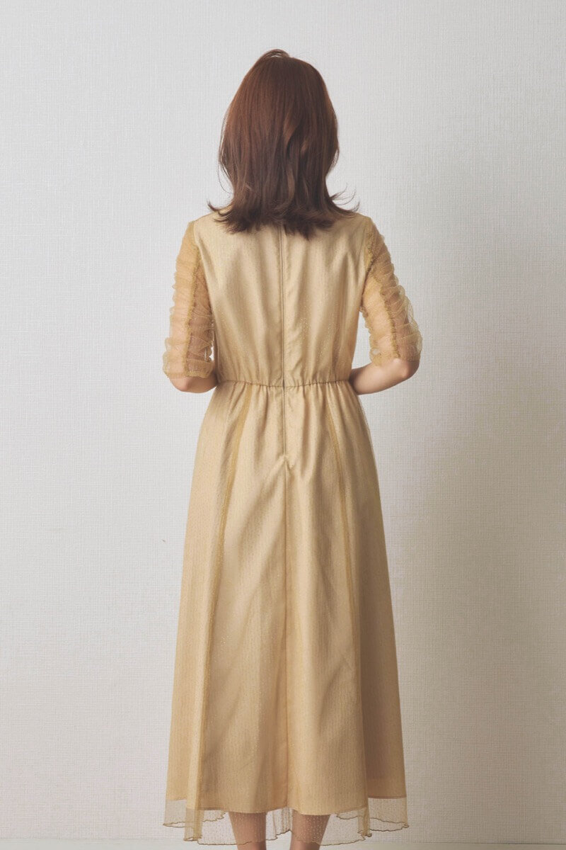 ベージュのシャイニーチュールドレス