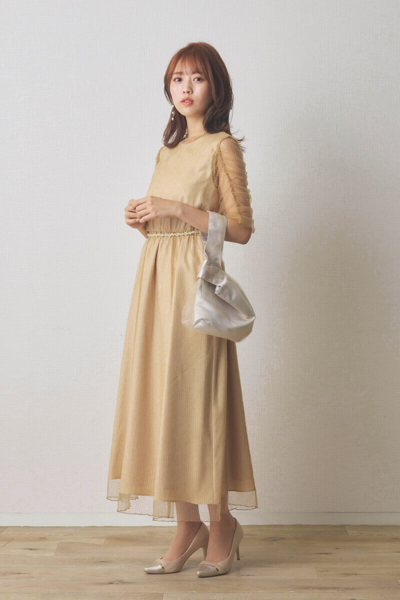 ベージュのシャイニーチュールドレス