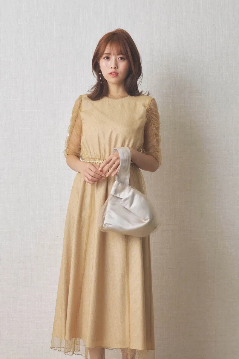 ベージュのシャイニーチュールドレス