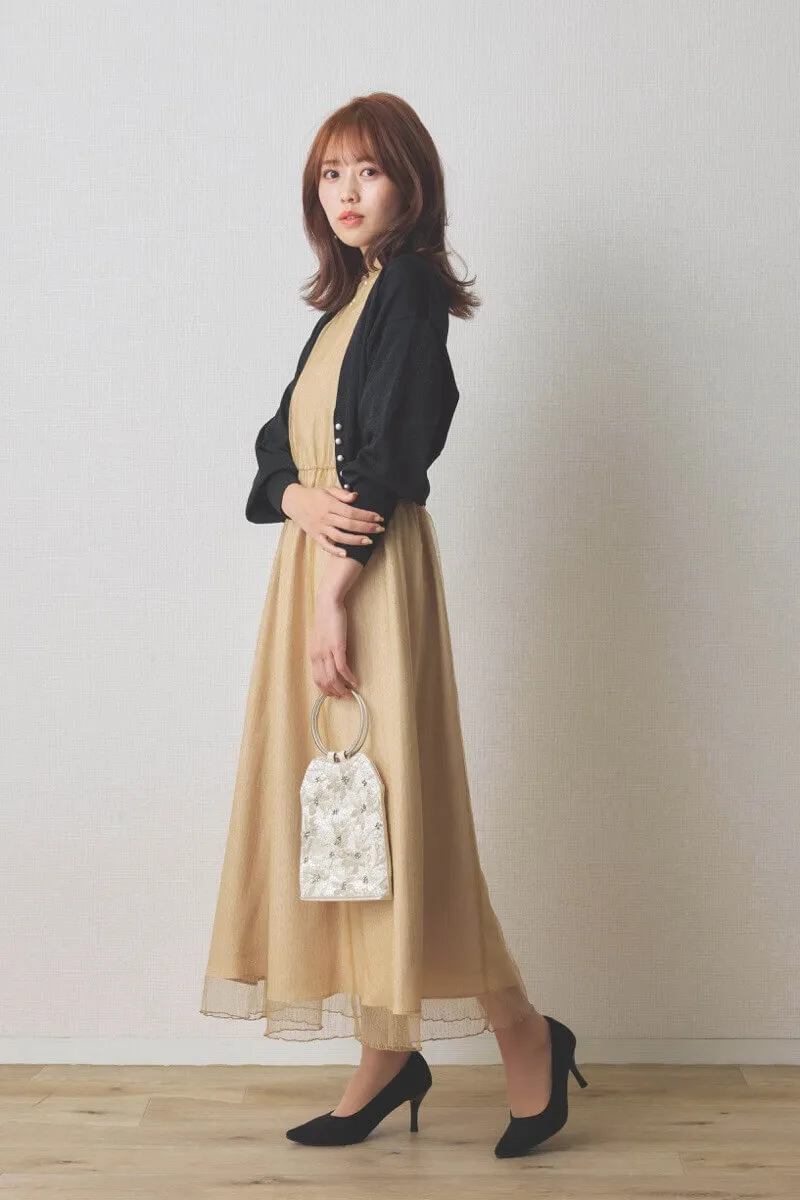 ベージュのシャイニーチュールドレス