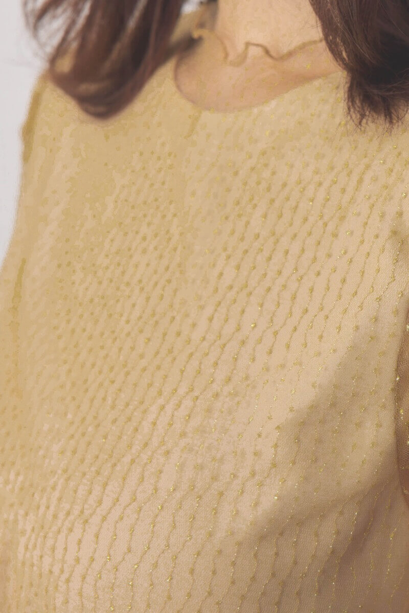 ベージュのシャイニーチュールドレス