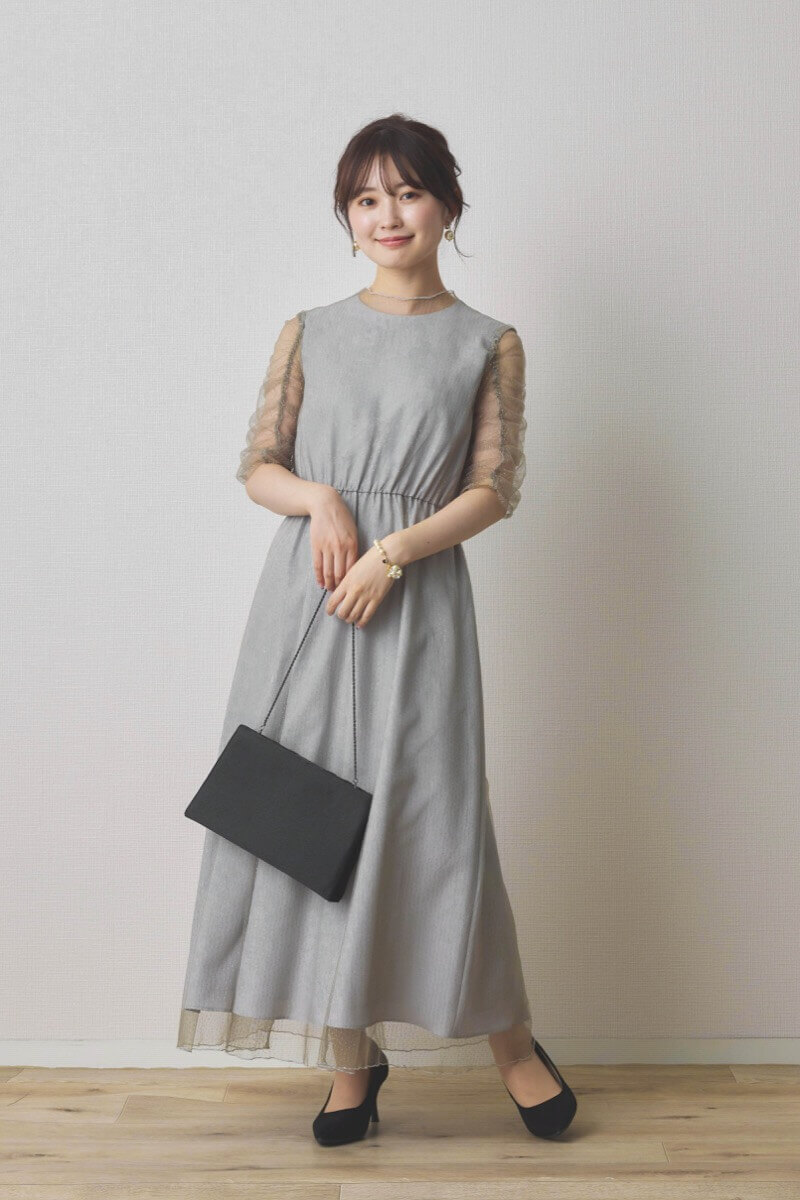 グレーのシャイニーチュールドレス