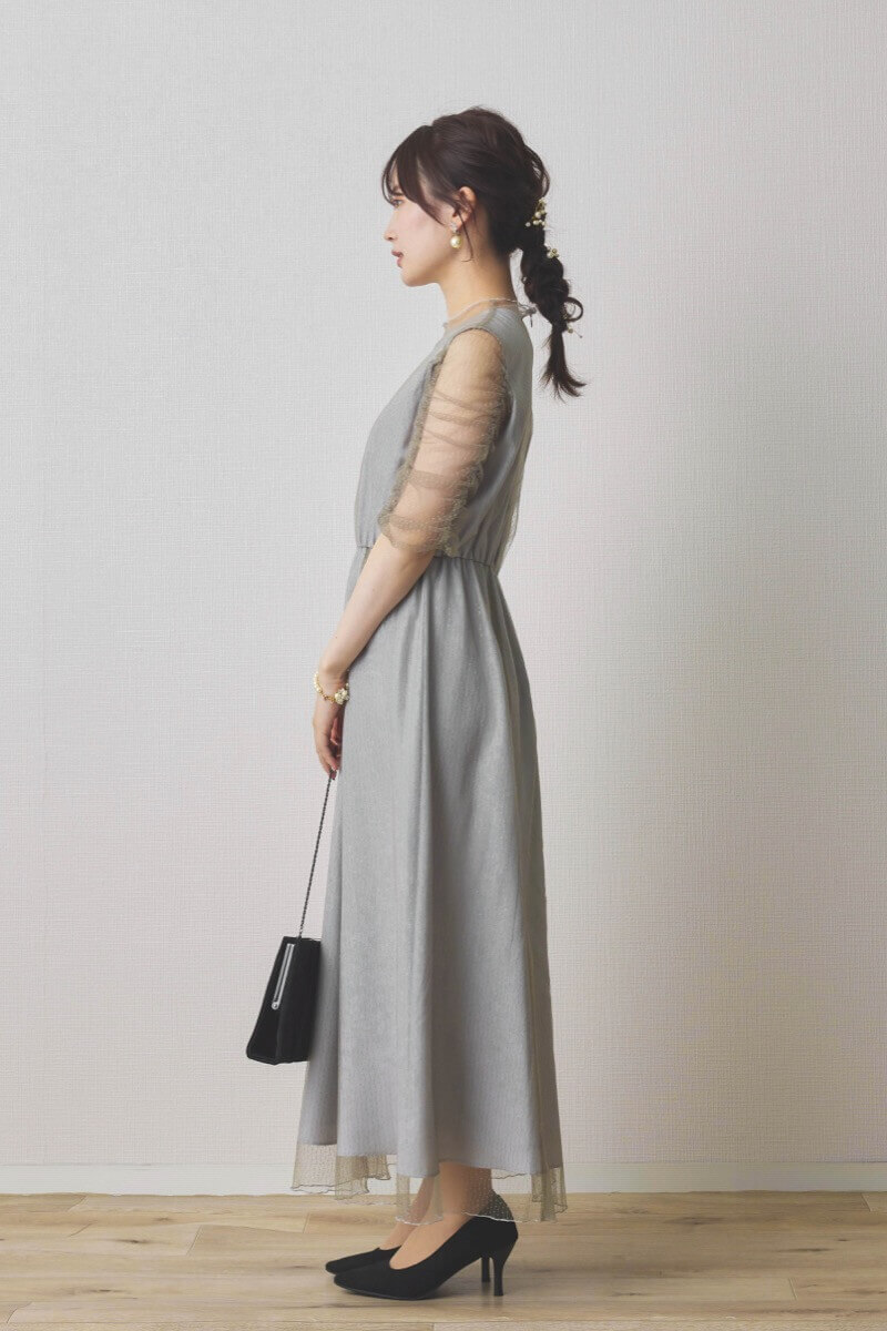 グレーのシャイニーチュールドレス