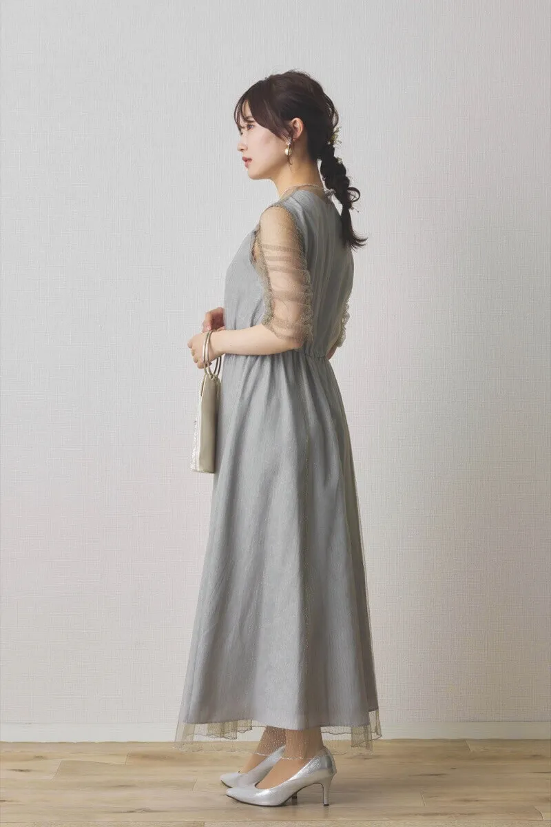 グレーのシャイニーチュールドレス