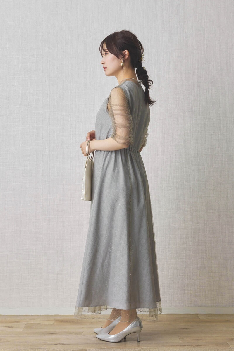 グレーのシャイニーチュールドレス