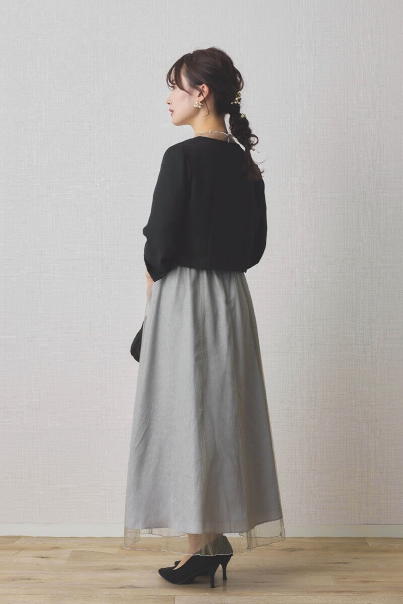 グレーのシャイニーチュールドレス