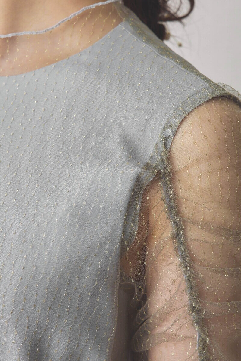 グレーのシャイニーチュールドレス