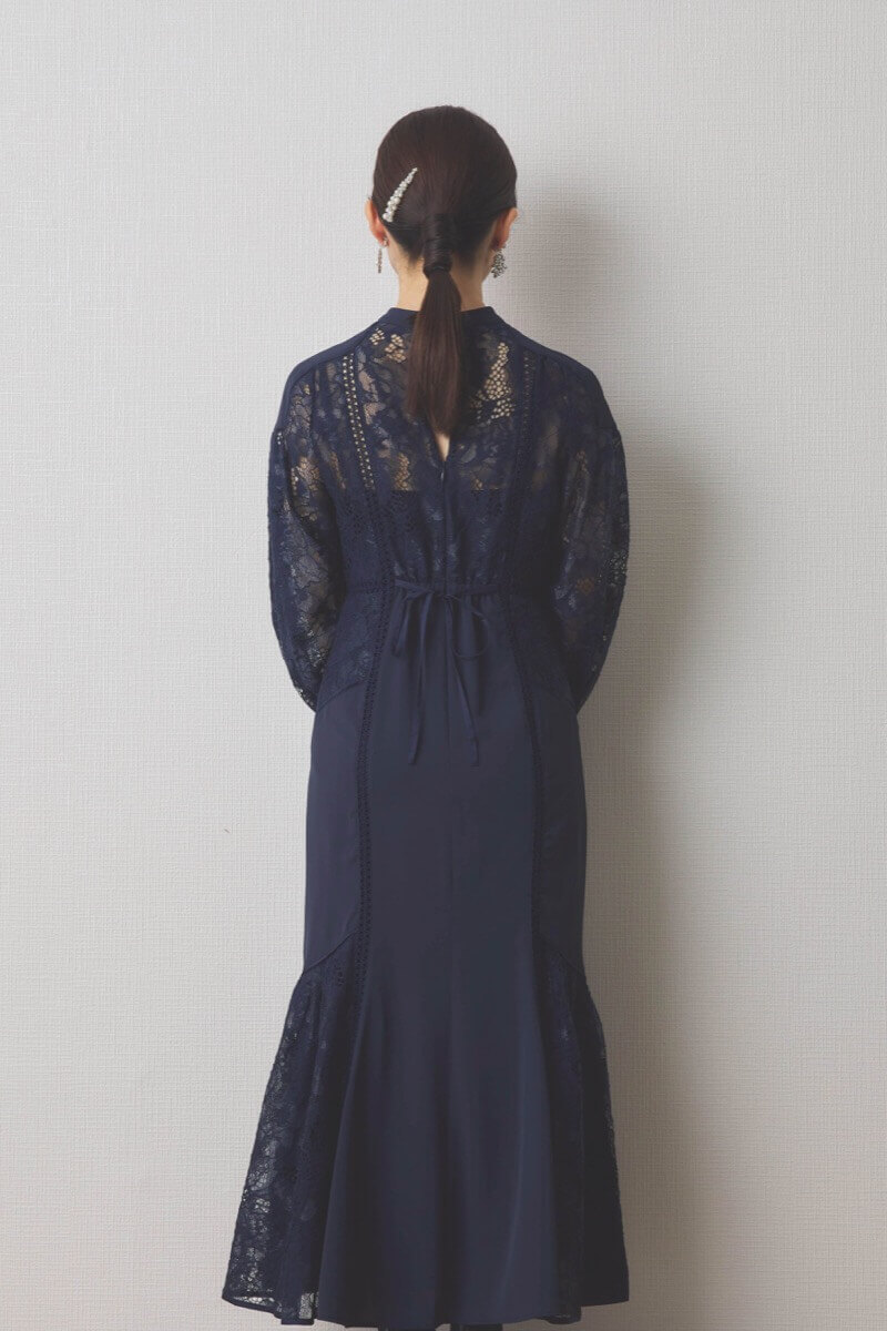 ネイビーのスイッチングレースマーメイドドレス