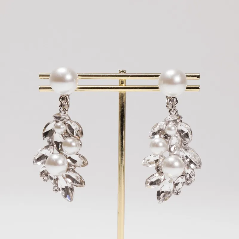 パールとビジューのリーフ型イヤリング