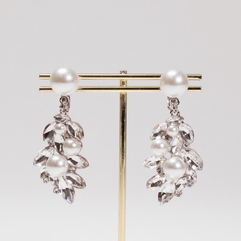 パールとビジューのリーフ型イヤリング