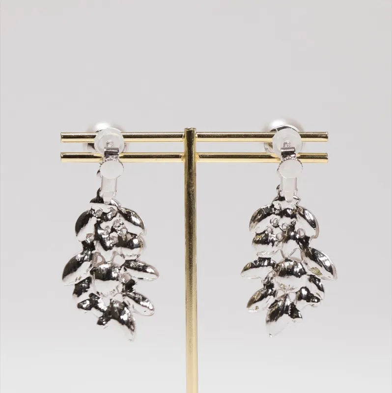 パールとビジューのリーフ型イヤリング