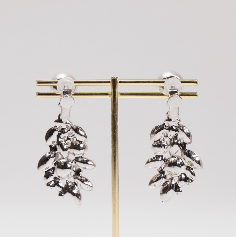 パールとビジューのリーフ型イヤリング