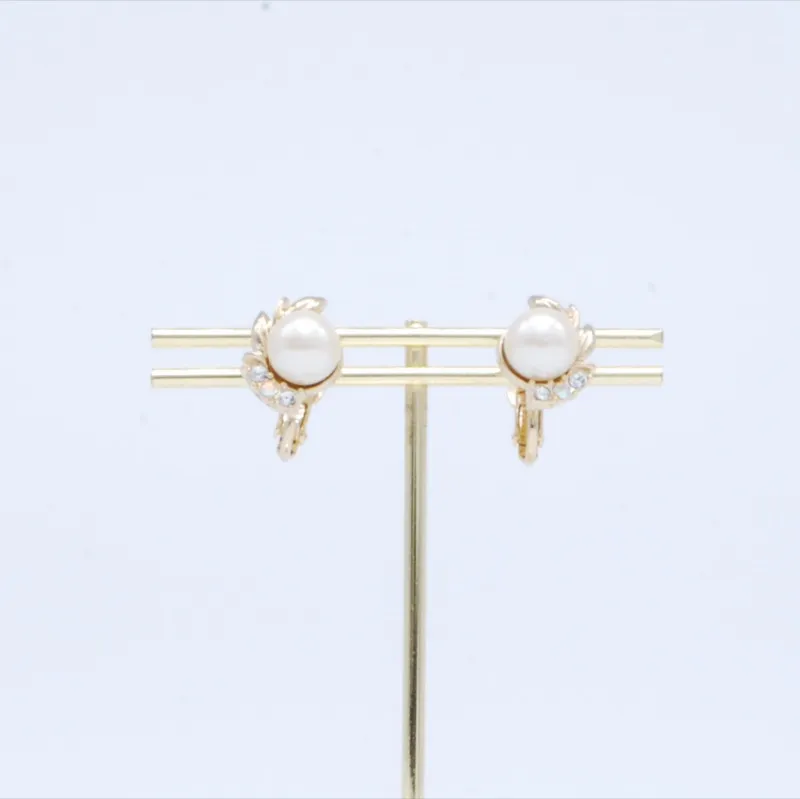 ポイントビジューのパールイヤリング(ゴールド)