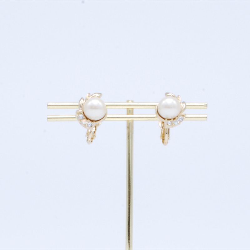 ポイントビジューのパールイヤリング(ゴールド)