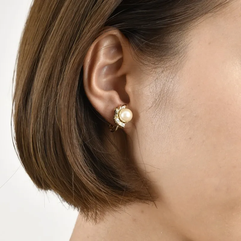 ポイントビジューのパールイヤリング(ゴールド)