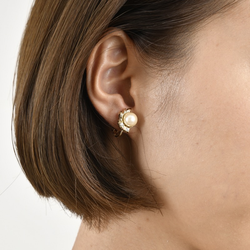 ポイントビジューのパールイヤリング(ゴールド)