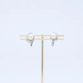 ポイントビジューのパールイヤリング