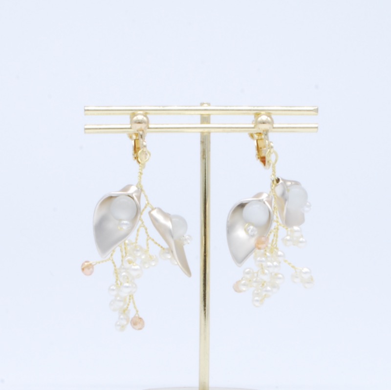 花びら×ミニパールのゴールドイヤリング