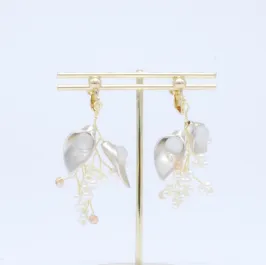 花びら×ミニパールのゴールドイヤリング