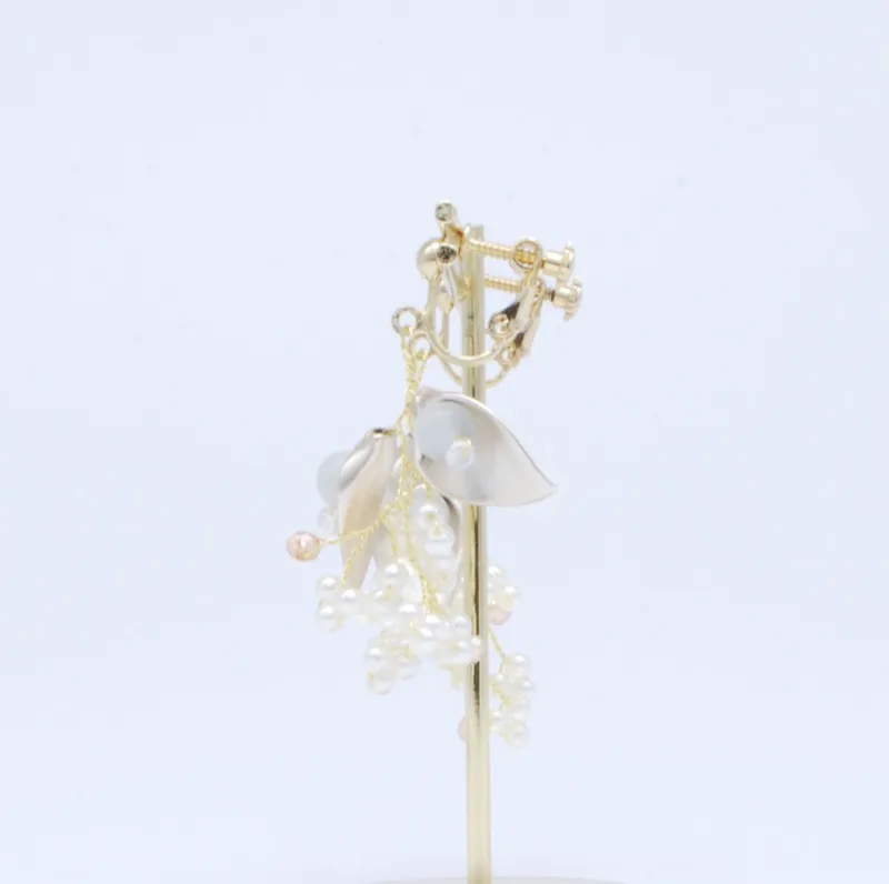 花びら×ミニパールのゴールドイヤリング