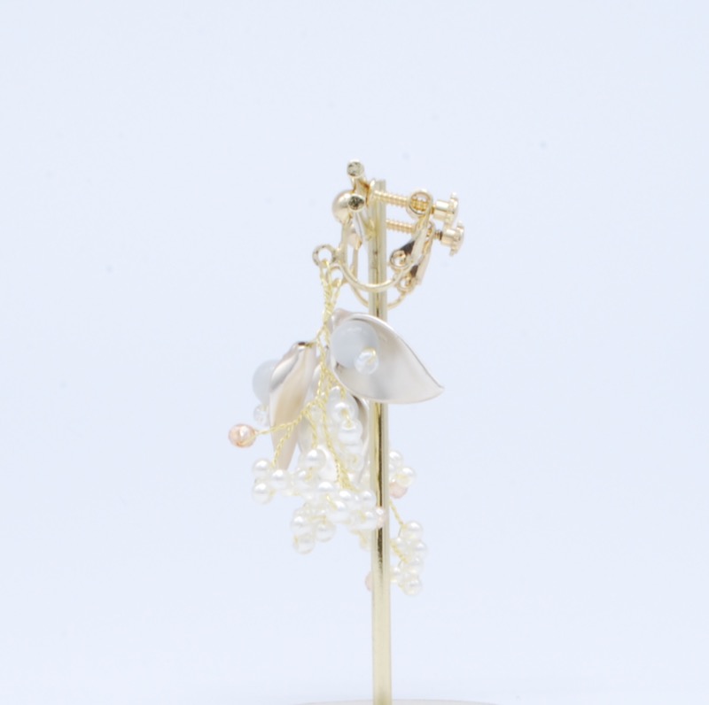 花びら×ミニパールのゴールドイヤリング