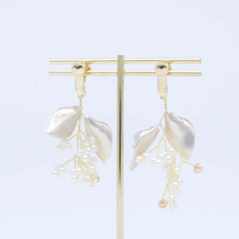 花びら×ミニパールのゴールドイヤリング