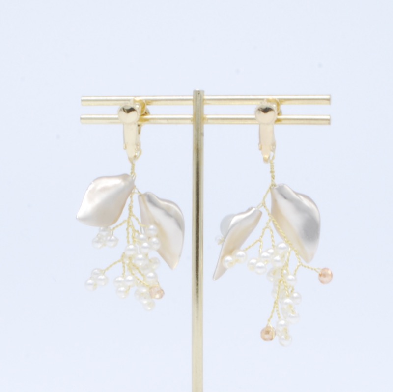 花びら×ミニパールのゴールドイヤリング