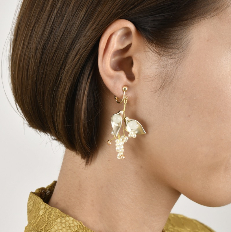 花びら×ミニパールのゴールドイヤリング