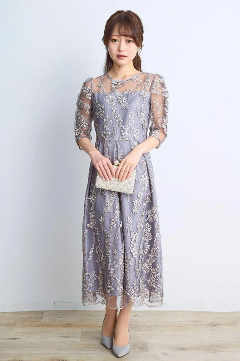 シルバーグレーの花柄刺繍ミディ丈ドレス