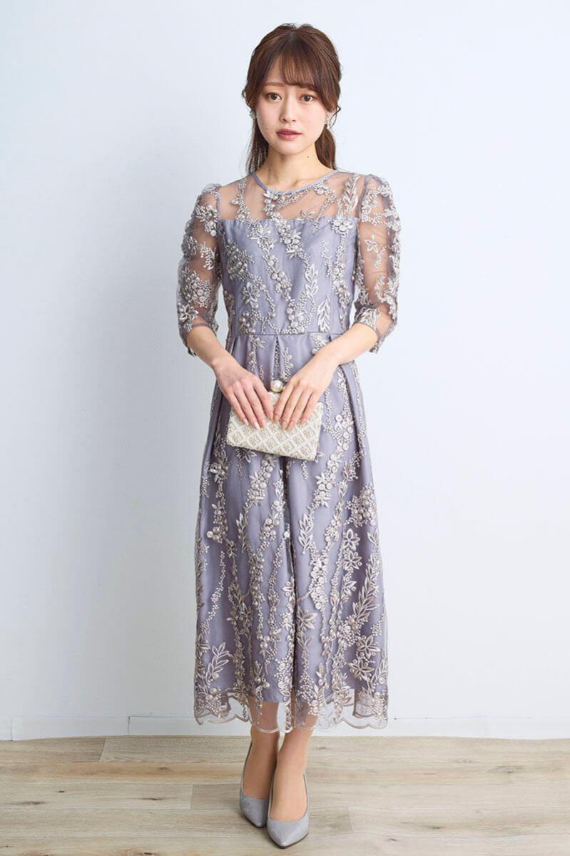 シルバーグレーの花柄刺繍ミディ丈ドレス