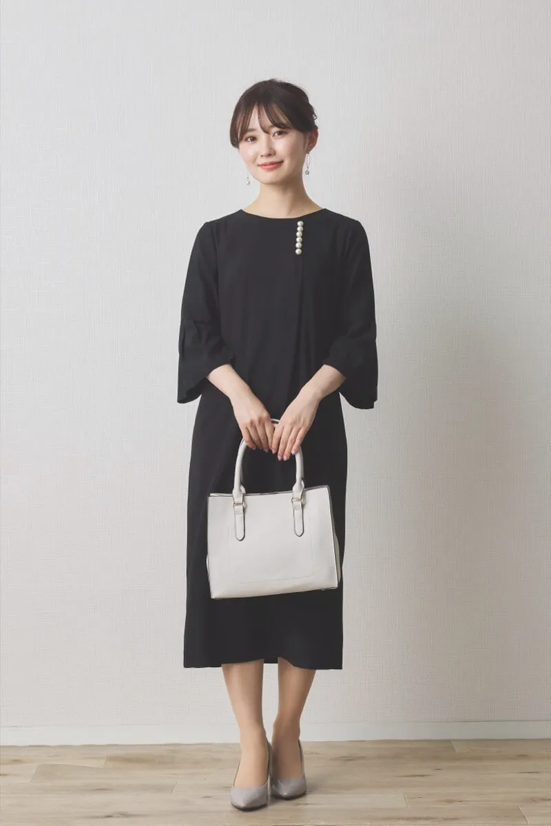 ブラックのパールボタン付フレアスリーブワンピース