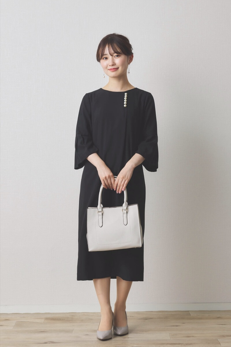 ブラックのパールボタン付フレアスリーブワンピース