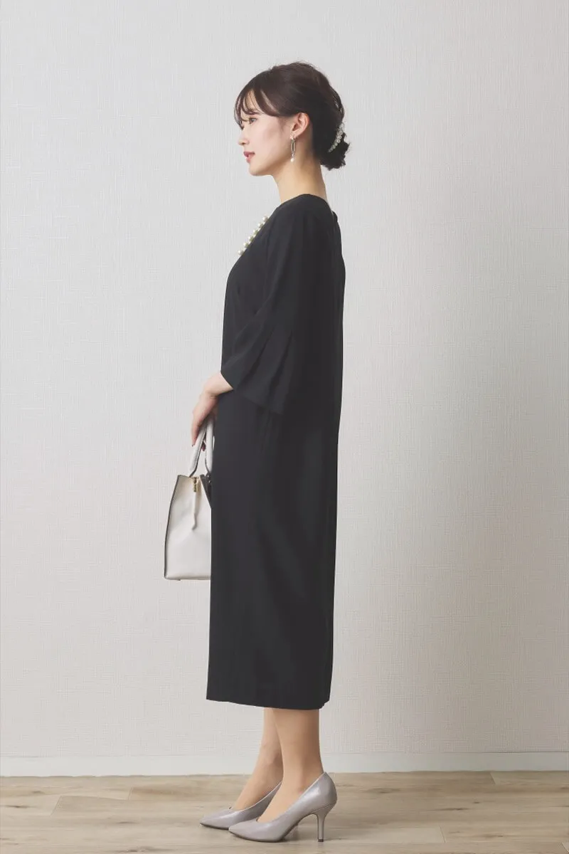 ブラックのパールボタン付フレアスリーブワンピース
