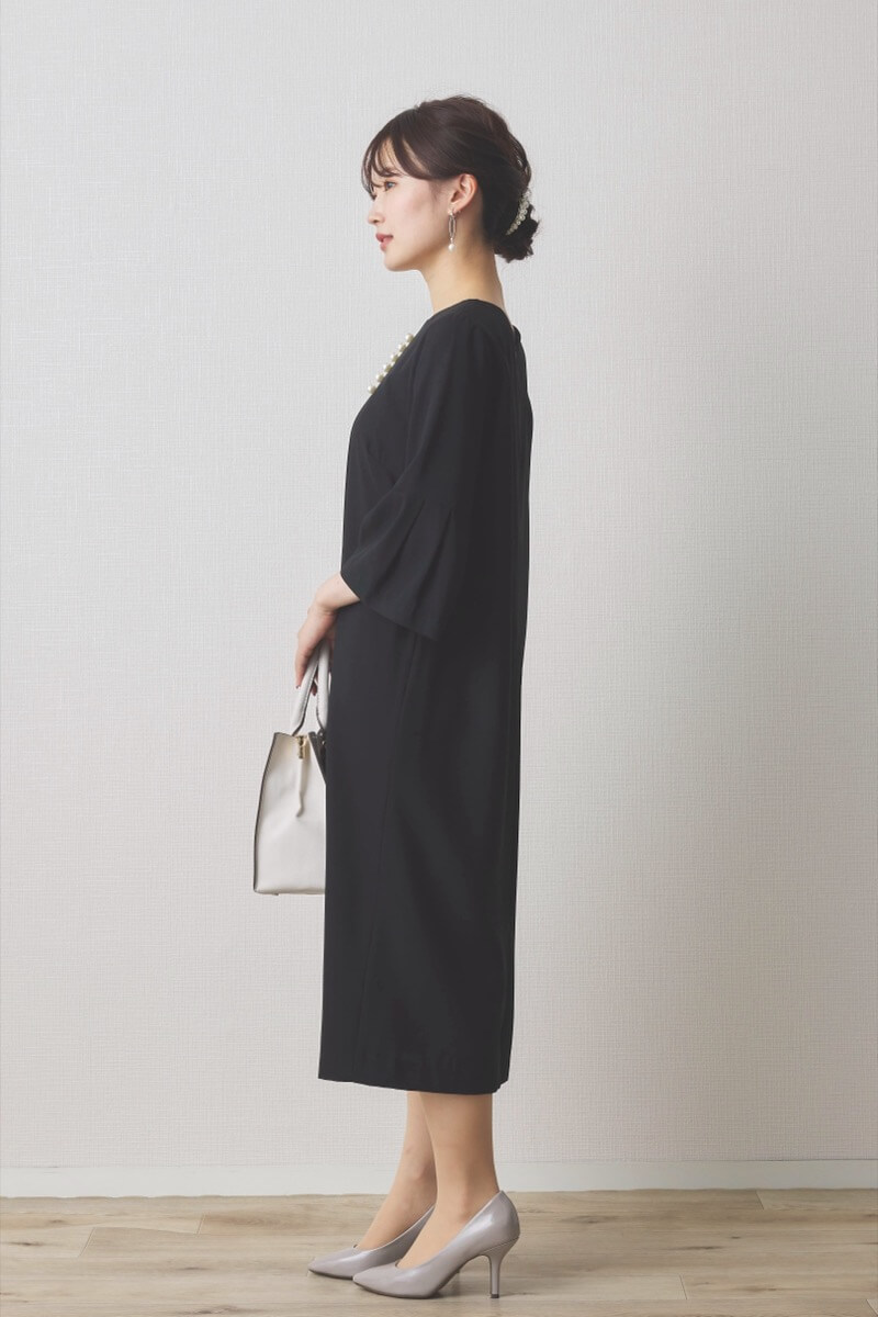 ブラックのパールボタン付フレアスリーブワンピース