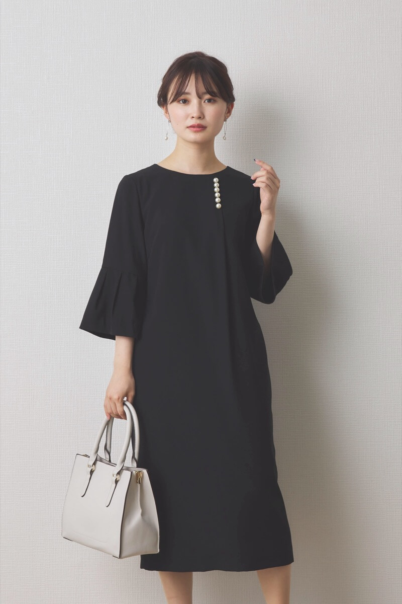 ブラックのパールボタン付フレアスリーブワンピース