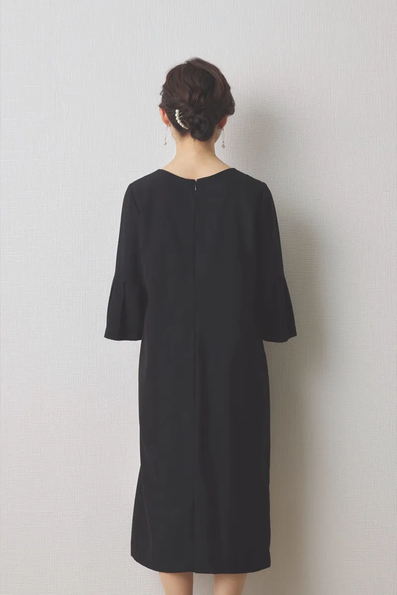 ブラックのパールボタン付フレアスリーブワンピース