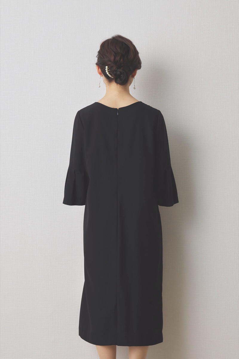 ブラックのパールボタン付フレアスリーブワンピース