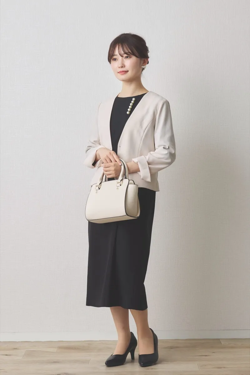 ブラックのパールボタン付フレアスリーブワンピース