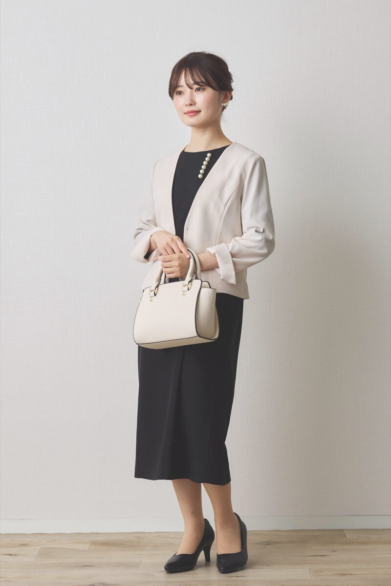 ブラックのパールボタン付フレアスリーブワンピース