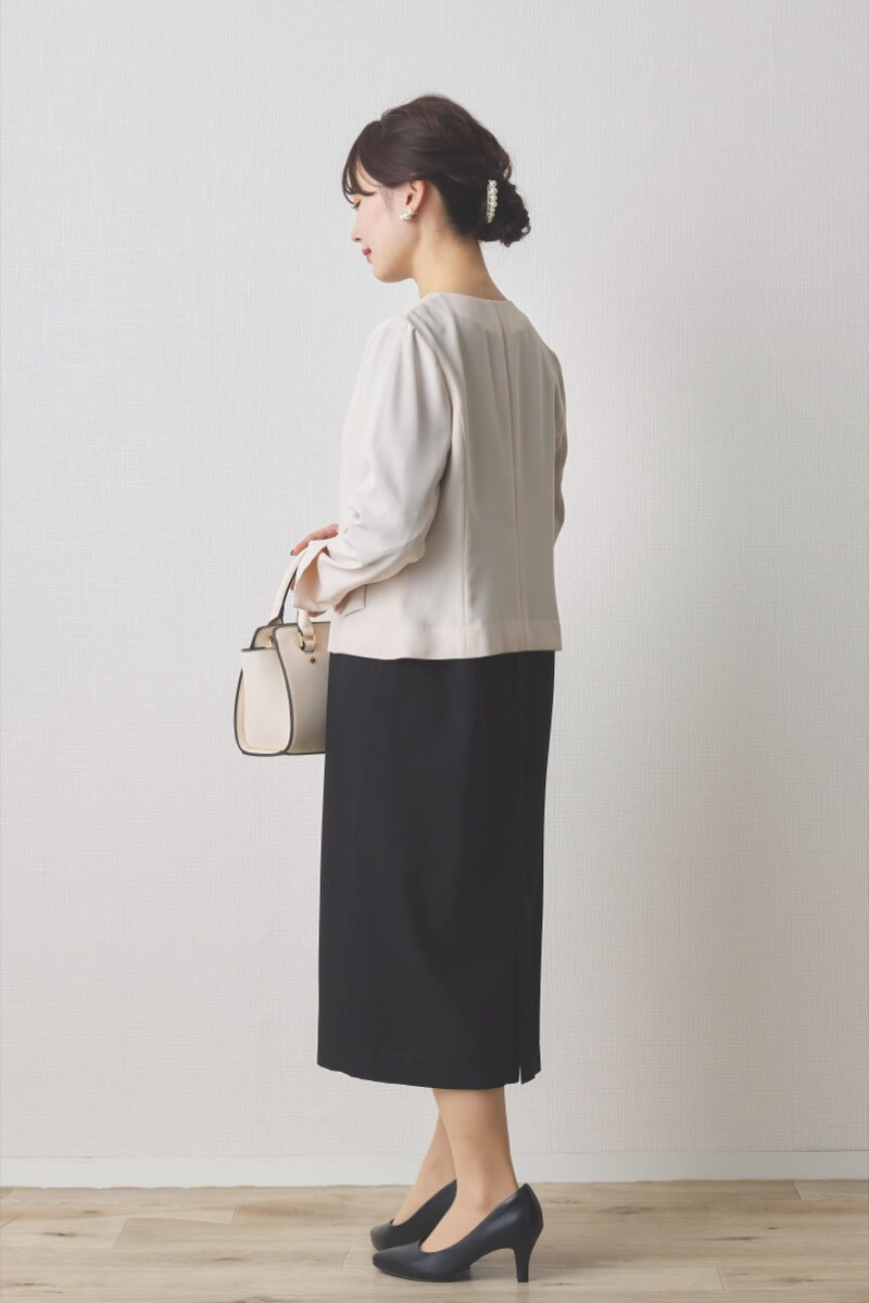 ブラックのパールボタン付フレアスリーブワンピース