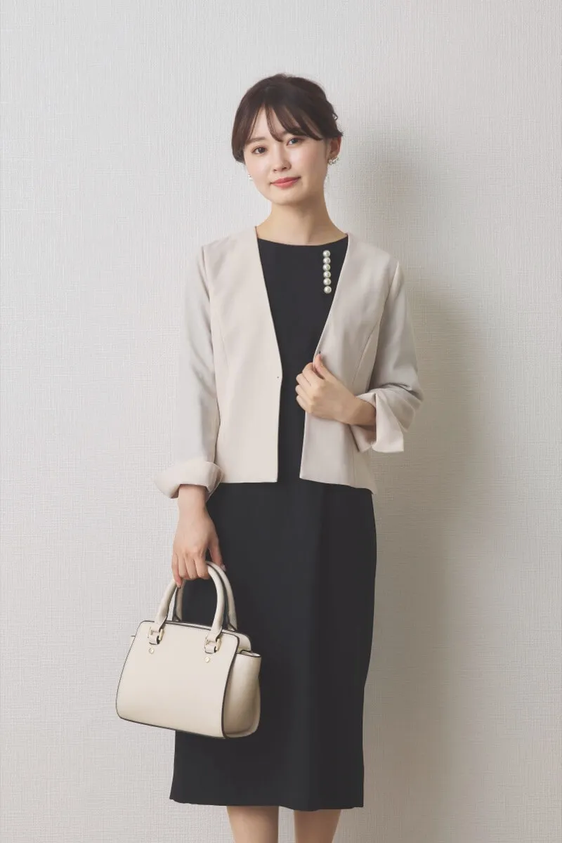 ブラックのパールボタン付フレアスリーブワンピース