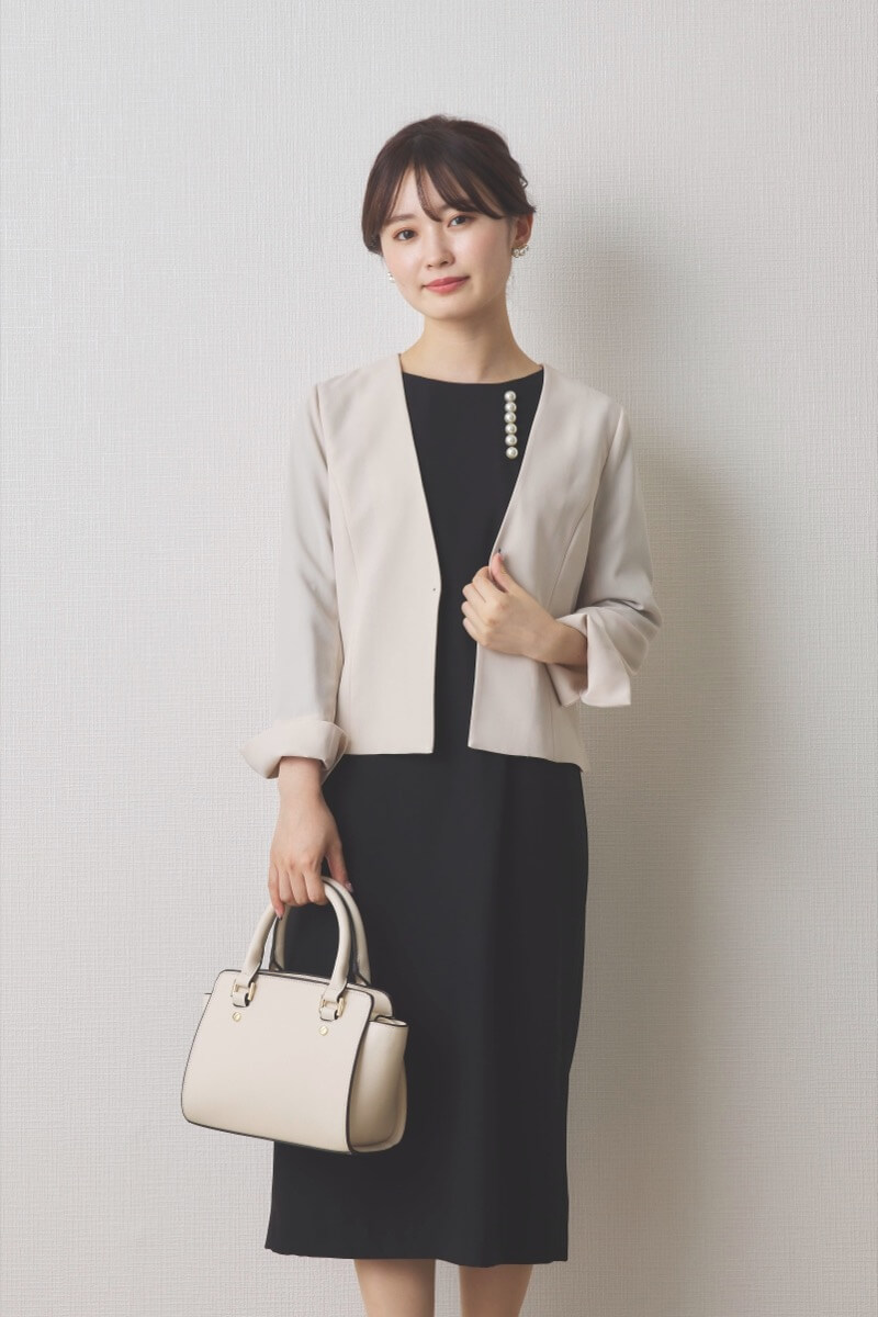 ブラックのパールボタン付フレアスリーブワンピース