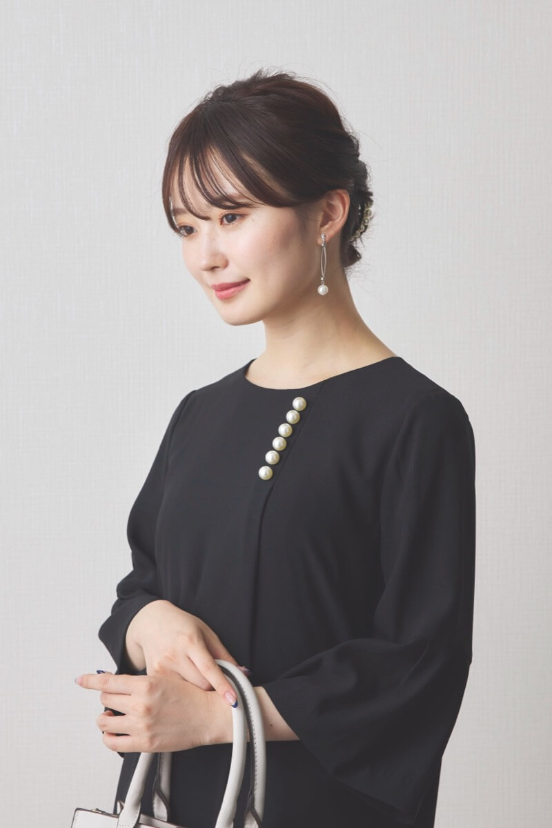 ブラックのパールボタン付フレアスリーブワンピース