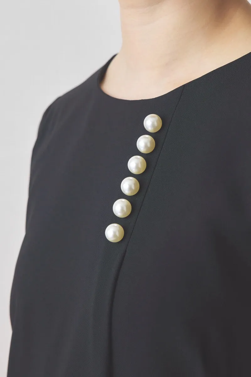 ブラックのパールボタン付フレアスリーブワンピース