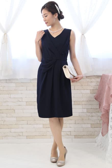 ネイビーのひざ丈Iラインドレス