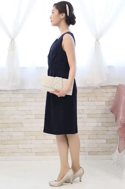 ネイビーのひざ丈Iラインドレス