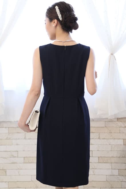 ネイビーのひざ丈Iラインドレス